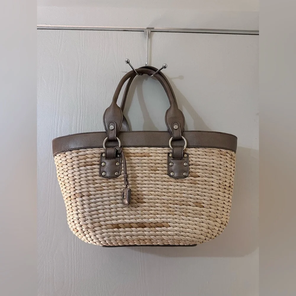 Liz Claiborne Straw Bag with issues ⚠️